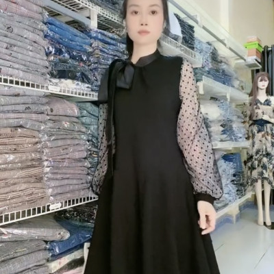 Đầm dự tiệc màu đen sang trọng, gọn người và dễ phối đồ.