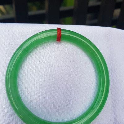 Vòng tay Nữ đá cẩm thạch Mới Lý T 52mm Vòng màu Xanh lá tươi bóng 52kg - 56kg Nữ mệnh Mộc mệnh Hỏa Thủy đeo ạ