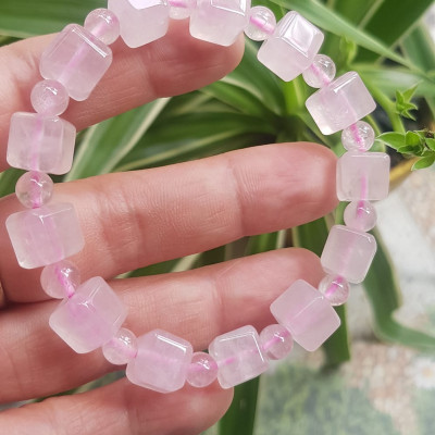 Vòng tay nữ kiểu đá thạch anh hồng tự nhiên hạt vuông tròn đan xen rất là đẹp Size hạt vuông 9mm phối bi nhỏ 6mm màu hồng tươi nhẹ nhàng nữ mệnh hỏa mệnh thổ đeo có 499k ạ