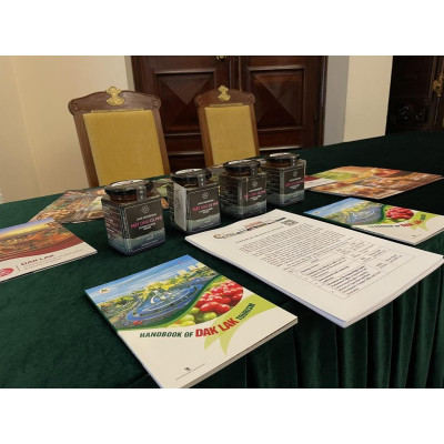 Combo 1 Hũ Mật Ong Cà Phê Jade Mountain Kết Tinh Tự Nhiên 380ml Và 1 Mật Ong Bánh Tổ Jade Mountain 500gr Nguyên Miếng Ngọt Nhẹ