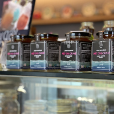 Combo 1 Hũ Mật Ong Cà Phê Jade Mountain Kết Tinh Tự Nhiên 380ml Và 1 Mật Ong Bánh Tổ Jade Mountain 500gr Nguyên Miếng Ngọt Nhẹ