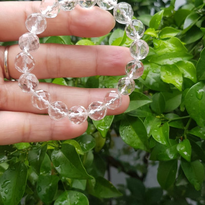 Vòng tay phong thủy nữ đá thạch anh trắng giác tự nhiên Size vòng 10mm Chất liệu đá thạch anh màu trắng tinh khôi giác đẹp ạ 