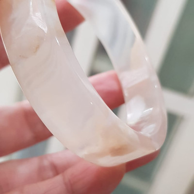 Vòng tay Nữ Mã Não Bản Vuông Bông mới bóng đẹp Ni 54mm x cao 14mm x dầy 6mm Màu Trắng bóng bông vàng nữ mệnh Kim mệnh Thủy 52kg - 55kg đeo đẹp xinh tay lắm ạ